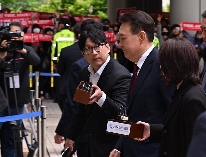 윤석열 전 대통령이 19일 서울 서초구 중앙지방법원에서 열린 내란 우두머리 혐의, 직권남용 권리행사방해 혐의 사건 4차 공판에 출석, 취재진의 질문을 받으며 이동하고 있다. 사진공동취재단