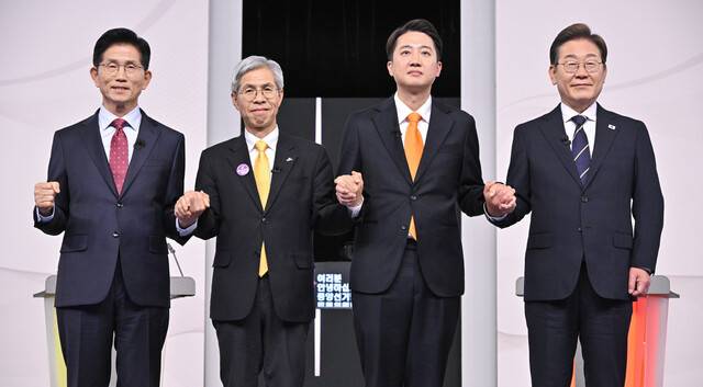 김문수(국민의힘, 왼쪽부터)·권영국(민주노동당)·이준석(개혁신당)·이재명(더불어민주당) 대통령 후보가 18일 서울 마포구 상암동 에스비에스(SBS) 프리즘센터 스튜디오에서 열린 제21대 대통령선거 1차 후보자 토론회 시작에 앞서 기념촬영을 하고 있다. 국회사진기자단