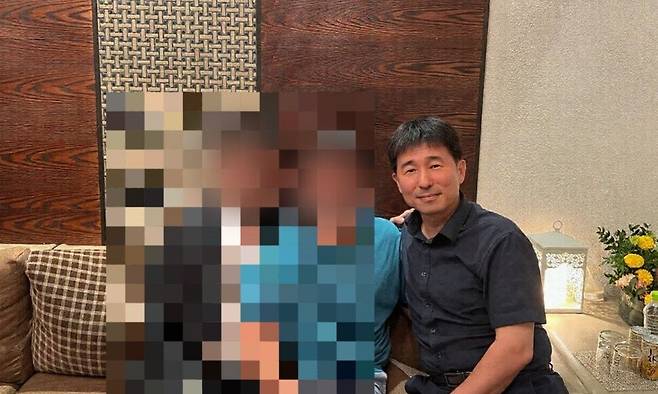 더불어민주당이 지귀연 부장판사 향응 접대 의혹을 제기하며 19일 공개한 사진. 지 부장판사(가장 오른쪽)가 동석자 두 명과 앉아있다. 민주당 제공