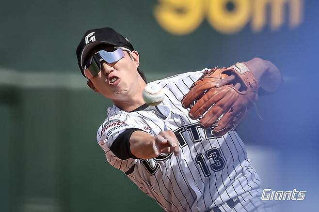 롯데 자이언츠 전민재가 18일 부산 사직 야구장에서 열린 2025시즌 프로야구 KBO리그 삼성 라이온즈와 경기에서 수비하고 있다. 롯데 자이언츠 제공