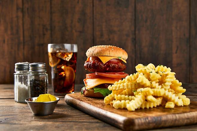 초가공식품 섭취 증가는 장 질환 발생의 가장 큰 원인 중 하나로 꼽힌다. 염증성장질환은 특히 어린 나이에 발병했을 때 더 긴 병의 경과와 심한 증상을 동반하는 경향이 있다. 게티이미지뱅크