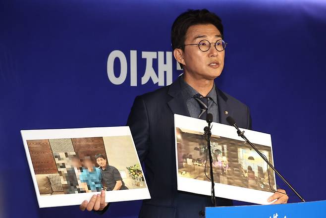 노종면 더불어민주당 선대위 대변인이 19일 오후 민주당사에서 지귀연 부장판사의 강남 룸살롱 출입 제보 사진을 들어 보이며 지귀연 판사의 오전 발언을 반박하는 기자회견을 하고 있다. 윤운식 선임기자 yws@hani.co.kr