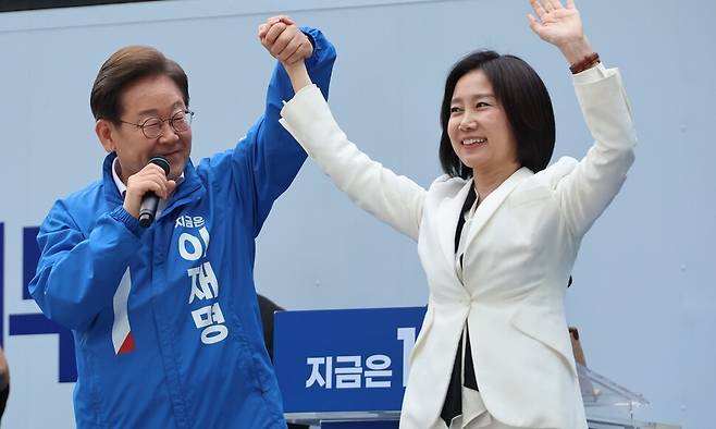 이재명 더불어민주당 대통령 후보가 19일 서울 영등포구 타임스퀘어에서 열린 유세에서 허은아 전 개혁신당 대표와 함께 손을 잡고 포즈를 취하고 있다. 연합뉴스