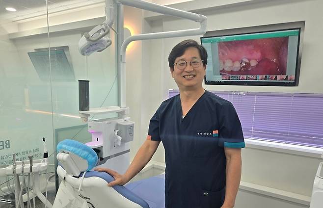 서울 강동구에 있는 아름다운치과 정종호(63) 원장. 김소연 기자 dandy@hani.co.kr