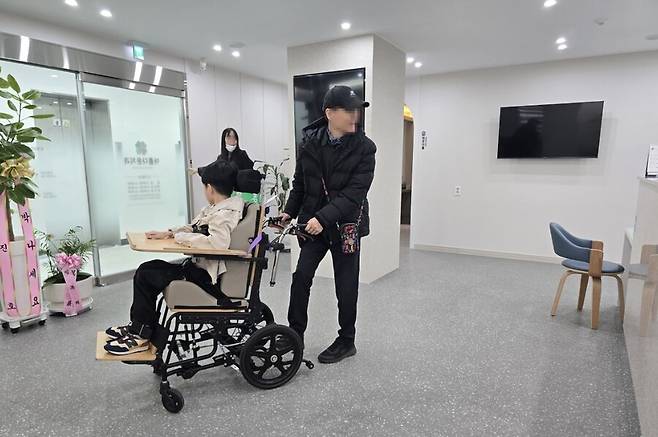 장애인 진료를 전문으로 하는 아름다운치과에는 휠체어가 편하게 이동할 수 있게 턱을 모두 없애고, 불필요한 테이블을 놓지 않았다. 출입문도 보통 치과의 두배 정도로 크다. 아름다운치과 제공