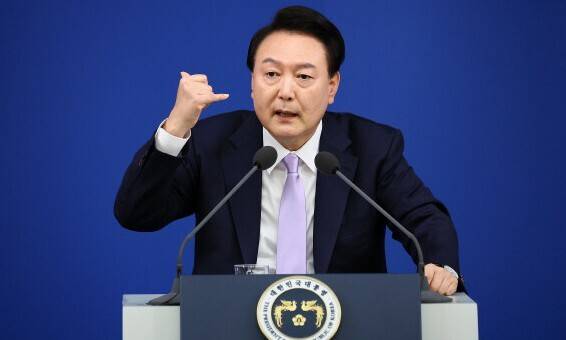 윤석열 대통령이 12월7일 서울 용산 대통령실 청사 브리핑실에서 대국민담화 및 기자회견에서 발언하고 있다. 대통령실사진기자단