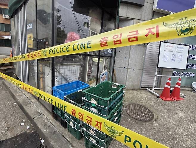 19일 오전 경기도 시흥시 한 편의점에서 차철남(58)이 점주를 상대로 흉기를 휘두르고 달아한 뒤 오후 7시 현재까지 행방이 묘연한 상태다.