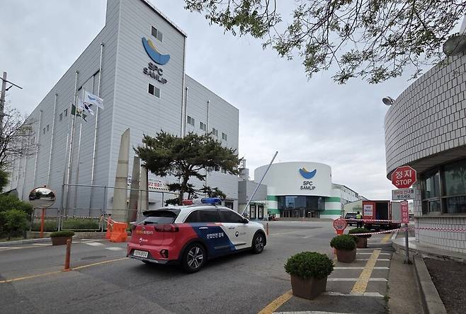 19일 50대 노동자 끼임 사망 사고가 발생한 경기도 시흥시 정왕동 에스피씨(SPC)삼립 시흥공장 내 컨베이어벨트 설비. 경기도소방재난본부 제공