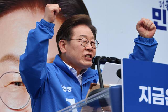 이재명 더불어민주당 대통령 후보가 19일 서울 영등포구 타임스퀘어에서 열린 유세에서 지지를 호소하고 있다. 연합뉴스