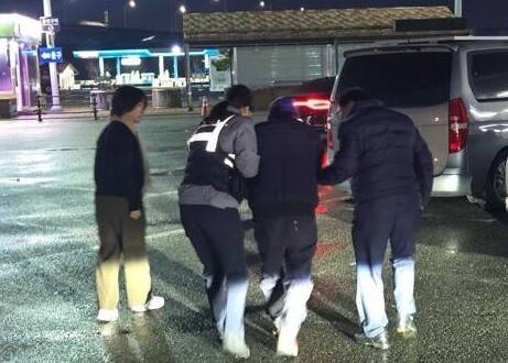 지난 4월15일 충남 당진시 행담도휴게소에서 개봉지구대 이아영 경사 등이 치매환자를 부축하는 모습. 개봉지구대 제공