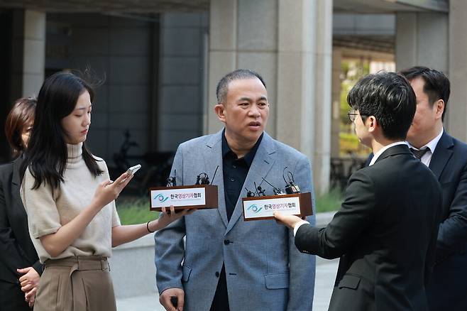 윤석열 전 대통령 부부의 공천 개입 의혹과 관련한 핵심 인물인 명태균씨가 2025년 4월29일 오전 서울 서초구 서울고등검찰청으로 출석하며 기자들의 질문에 답하고 있다. 김혜윤 기자 unique@hani.co.kr