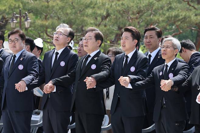 2025년 5월18일 광주시 북구 국립 5.18 민주 묘지에서 열린 ‘5.18민주화운동 기념식\'에서 참석자들이 ‘임을 위한 행진곡’을 부르고 있다. 앞줄 왼쪽 세번쩨부터 이재명, 이준석, 권영국 제21대 대통령 후보. 대통령실 사진기자단