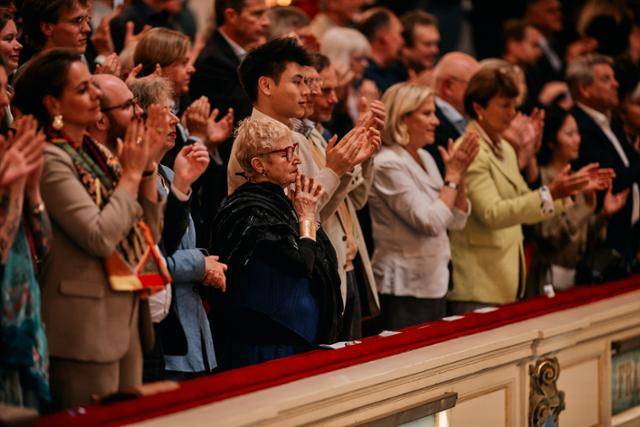 마리나 말러(첫 줄 왼쪽 네 번째)가 9일 클라우스 메켈레와 로열 콘세르트헤바우 오케스트라가 말러 교향곡 1번을 연주한 후 감격에 겨운 듯 양손을 맞잡고 있다. 콘세르트헤바우 제공 ⓒEduardus Lee