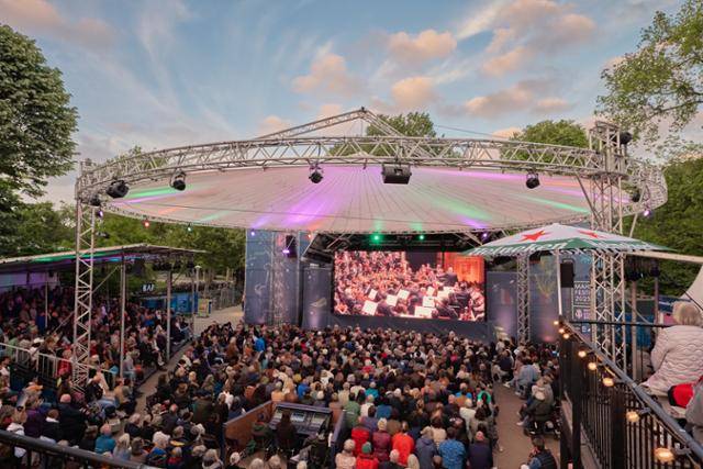 14일 네덜란드 암스테르담 폰델파크의 야외 무대를 찾은 관객들이 얍 판 츠베덴이 지휘하는 시카고 심포니 오케스트라의 말러 교향곡 6번 실황을 스크린을 통해 감상하고 있다. 콘세르트헤바우 제공 ⓒMilagro Elstak