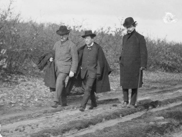 구스타프 말러의 암스테르담과의 인연을 잘 보여주는 사진. 왼쪽부터 빌럼 멩엘베르흐, 말러, 작곡가 알폰스 디펜브록. 암스테르담 시립 기록 보관소 제공 ©Hendrik de Booy