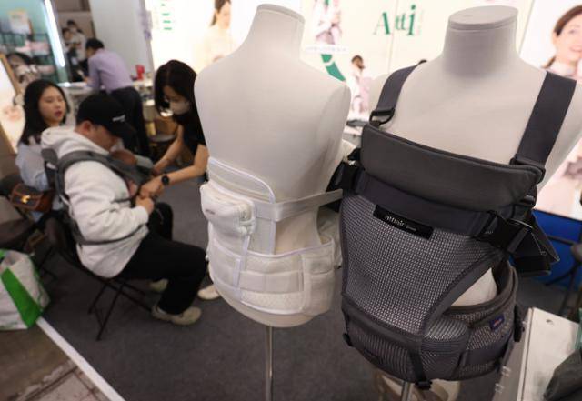 경기 고양시 킨텍스에서 8일 열린 코베 베이비페어·유아교육전에 아기띠가 진열돼 있다. 뉴시스