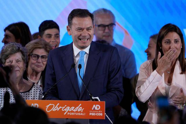 루이스 몬테네그로 포르투갈 총리가 19일 수도 리스본에서 지지자들을 향해 연설하고 있다. 전날 치러진 포르투갈 총선에서 몬테네그로 총리가 이끄는 중도 우파 민주연합이 승리했으나 과반 득표는 하지 못한 채 연정을 구성할 것으로 보인다. 리스본=AP 뉴시스