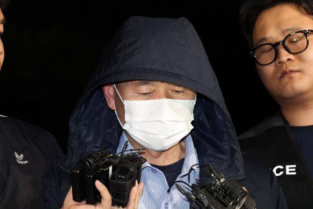 경기 시흥시에서 중국인 2명을 살해하고 2명을 더 살해하려 한 혐의를 받는 차철남이 19일 오후 시흥시 장곡동 시흥경찰서로 압송되며 취재진의 질문에 답하고 있다. 뉴스1