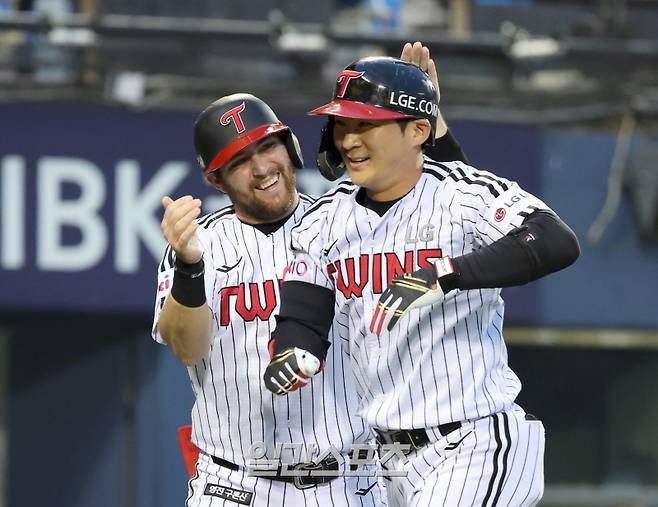 15일 오후 잠실야구장에서 열린 2025 프로야구 키움과 LG 경기. LG 오지환이 4회 우월 2점 홈런을 날리고 선행주자 오스틴과 하이파이브하고 있다. 잠실=정시종 기자 capa@edaily.co.kr /2025.05.15.
