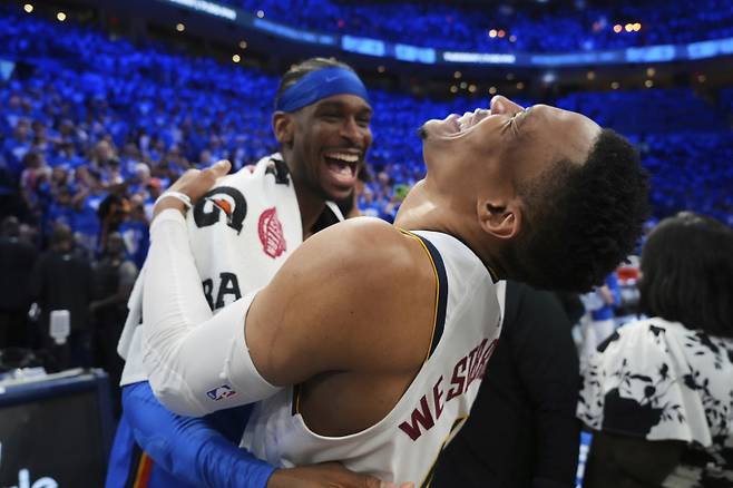 <yonhap photo-3199=""> Denver Nuggets' Russell Westbrook, right, talks with Oklahoma City Thunder's Shai Gilgeous-Alexander, left, after Game 7 in the Western Conference semifinals of the NBA basketball playoffs, Sunday, May 18, 2025, in Oklahoma City. (AP Photo/Kyle Phillips)/2025-05-19 07:33:30/ <저작권자 ⓒ 1980-2025 ㈜연합뉴스. 무단 전재 재배포 금지, AI 학습 및 활용 금지></yonhap>