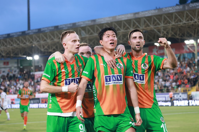 알란야스포르 황의조(오른쪽 두 번째)가 19일 베식타스와의 36라운드 홈 경기서 선제골을 넣고 동료들과 환호하고 있다. 사진=알란야스포르