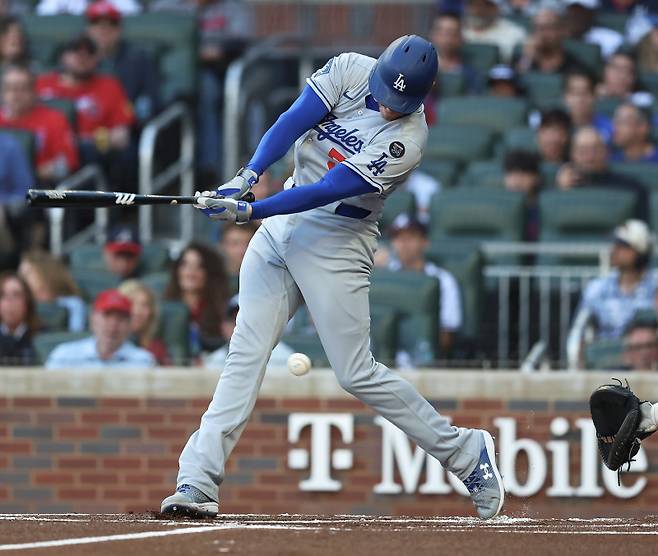 <yonhap photo-2514="">LA 다저스 1루수 프레디 프리먼의 스윙 모습. [UPI=연합뉴스]</yonhap>