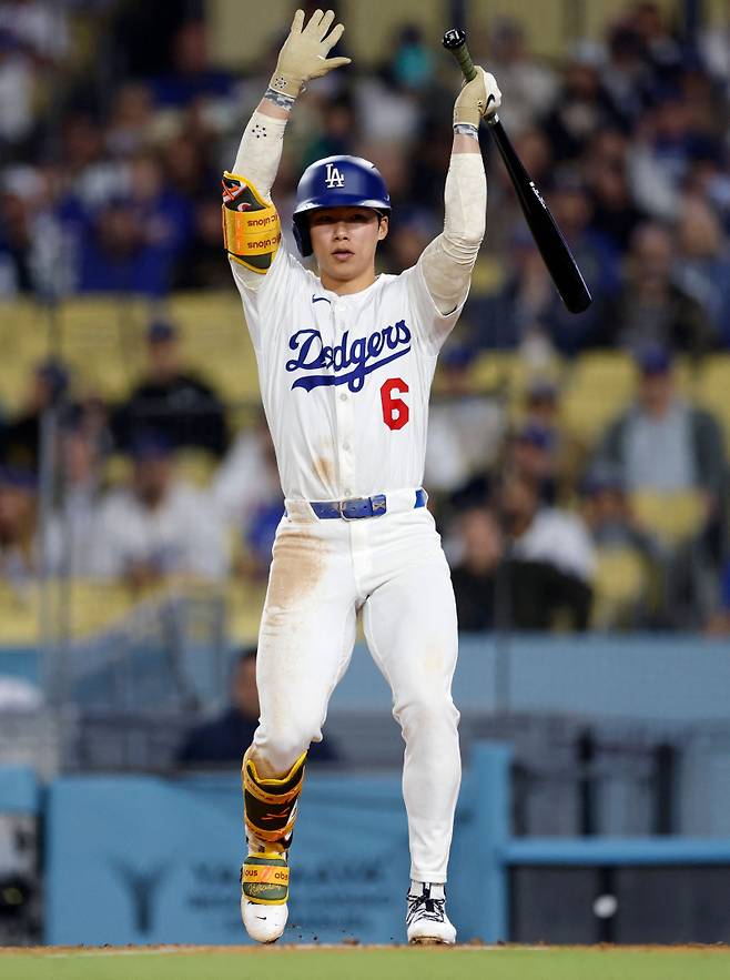 <yonhap photo-4991=""> LOS ANGELES, CALIFORNIA - MAY 16: Hyeseong Kim #6 of the Los Angeles Dodgers reacts to a pitch during the eighth inning against the Los Angeles Angels at Dodger Stadium on May 16, 2025 in Los Angeles, California. Harry How/Getty Images/AFP (Photo by Harry How / GETTY IMAGES NORTH AMERICA / Getty Images via AFP)/2025-05-17 15:23:28/ <저작권자 ⓒ 1980-2025 ㈜연합뉴스. 무단 전재 재배포 금지, AI 학습 및 활용 금지></yonhap>