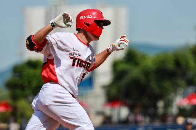 18일 광주 두산전에서 4회 홈런을 때려낸 오선우가 세리머니를 하고 있다. KIA 제공