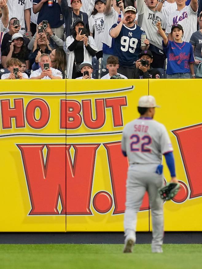 <yonhap photo-3245=""> Fans react as New York Mets' Juan Soto (22) makes his way to right field during the first inning of a baseball game against the New York Yankees, Friday, May 16, 2025, in New York. (AP Photo/Seth Wenig)/2025-05-17 08:53:33/ <저작권자 ⓒ 1980-2025 ㈜연합뉴스. 무단 전재 재배포 금지, AI 학습 및 활용 금지></yonhap>