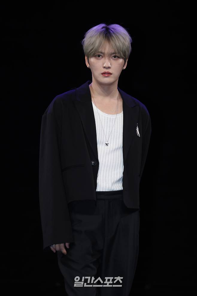 가수 김재중이 19일 오후 서울 마포구 상암MBC 골든마우스홀에서 열린 김재중 새 EP '뷰티 인 카오스(Beauty in Chaos)' 발매 기념 기자회견에 참석해 포토타임을 갖고 있다. 타이틀곡 '록스타(ROCK STAR)'는 강렬한 사운드와 자유로운 에너지로 가득 찬 곡으로 가면 뒤에 감춰진 불완전한 모습마저도 진짜 나 자신임을 받아들이고, 누군가와 함께라면 더욱 빛나는 '나만의 Rock Star'가 될 수 있다는 메시지를 전한다. 서병수 기자 qudtn@edaily.co.kr /2025.05.19/