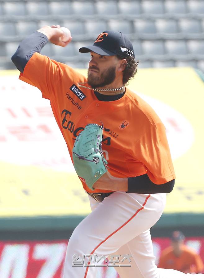 10일 오후 인천SSG랜더스필드에서 열린 2025 KBO리그 SSG 랜더스와 한화 이글스의 프로야구 시범경기에서 폰세가 선발 등판해 공을 던지고 있다. 인천=김민규 기자 /2025.03.10/