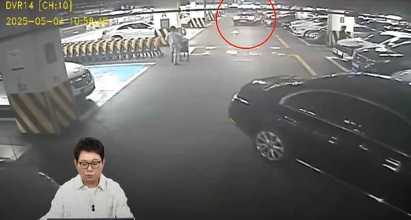 한문철 변호사가 유튜브 채널 '한문철TV'에서 지난 4일 국내 한 마트 지하주차장에서 일어난 주차 중 접촉사고를 소개하고 있다. [사진=유튜브 '한문철TV']