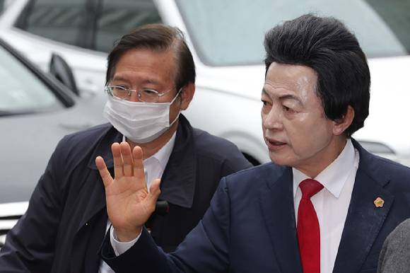 사기와 정치자금법 위반, 준강제추행 등의 혐의를 받는 허경영 국가혁명당 명예대표(오른쪽)가 지난 16일 경기도 의정부지방법원에서 열린 구속 전 피의자심문에 출석하고 있다. [사진=연합뉴스]