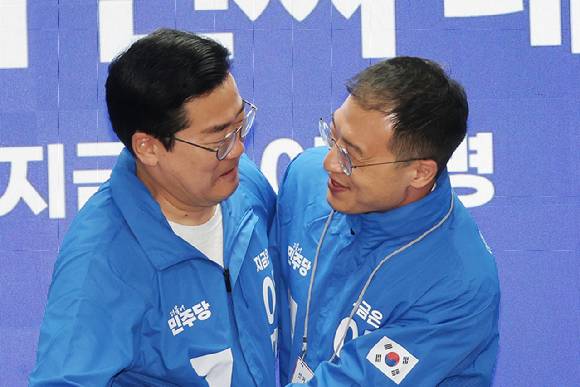 19일 서울 여의도 더불어민주당 당사에서 열린 중앙선거대책위원회에서 박찬대 대표 직무대행 겸 원내대표가 국민의힘을 탈당한 뒤 민주당에 입당한 김상욱 의원을 환영하고 있다. 2025.5.19 [사진=연합뉴스]