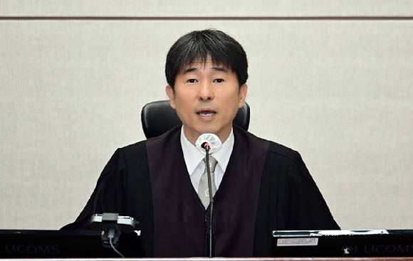 지귀연 부장판사가 21일 오전 서울 서초구 서울중앙지법 417호 법정에서 열린 윤석열 전 대통령의 내란 우두머리 혐의 재판을 하기 전 언론 공개에 대한 발언을 하고 있다. [사진=사진공동취재단]