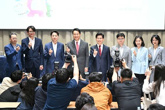 오세훈 서울시장이 19일 서울시청에서 열린 '약자와 동행하는 서울 토론회' 참석자들과 기념촬영을 하고있다. [사진=서울시]