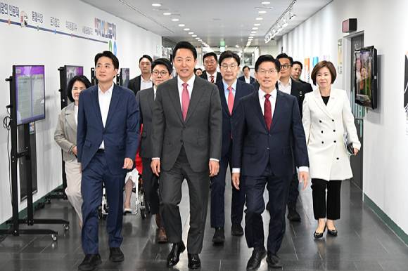 오세훈 서울시장(가운데)이 19일 서울시청에서 열린 '약자와 동행하는 서울 토론회'에 이준석 개혁신당 대선후보(왼쪽), 김문수 국민의힘 대선후보(오른쪽)와 함께 입장하고 있다. [사진=서울시]