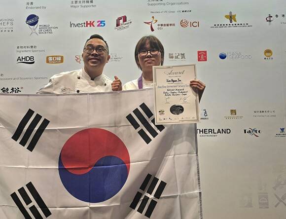 호텔조리파티쉐과 김현진(오른쪽) 학생이 홍콩국제요리대회에서 은메달을 수상한 뒤 기념 사진을 찍고 있다. [사진=충청대학교]