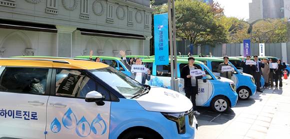 하이트진로는 지난해 10월 하이트진로 서초동 본사 사옥 앞에서 '2024년 이동차량 지원'을 위한 차량 전달식을 진행했다. [사진=하이트진로]