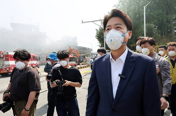 개혁신당 이준석 대선후보가 19일 오후 광주 광산구 금호타이어 광주공장을 찾아 화재 현장을 살펴보고 있다. 2025.5.19 [사진=연합뉴스]
