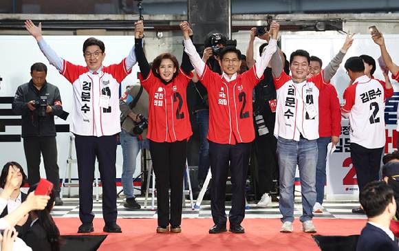 국민의힘 김문수 대선 후보가 19일 서울역 광장 유세에서 시민들에게 지지를 호소하고 있다.  [사진=연합뉴스]