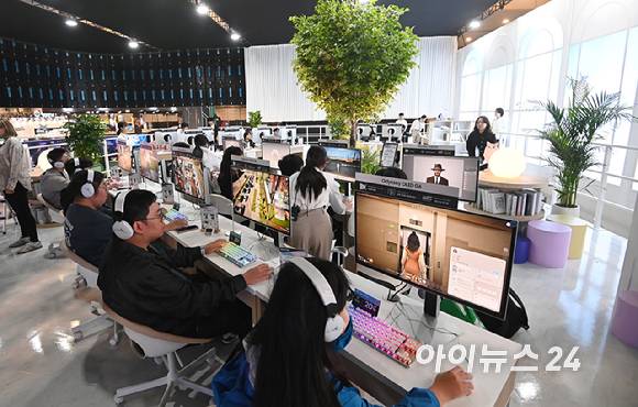 부산 해운대구 벡스코에서 열린 국제게임전시회 '지스타 2024'에서 관람객들이 크래프톤 부스에서 '인조이' 게임을 시연하고 있다. [사진=곽영래 기자]