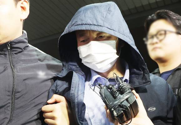 시흥 흉기사건의 용의자인 차철남이 19일 경찰에 긴급체포돼 경기 시흥경찰서로 압송되고 있다. 2025.05.19 [사진=연합뉴스]