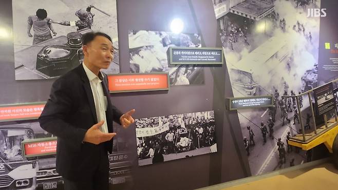 김용철 5.18전문해설사가 5.18민주화운동기록관에서 민주화운동에 대해 설명하는 모습