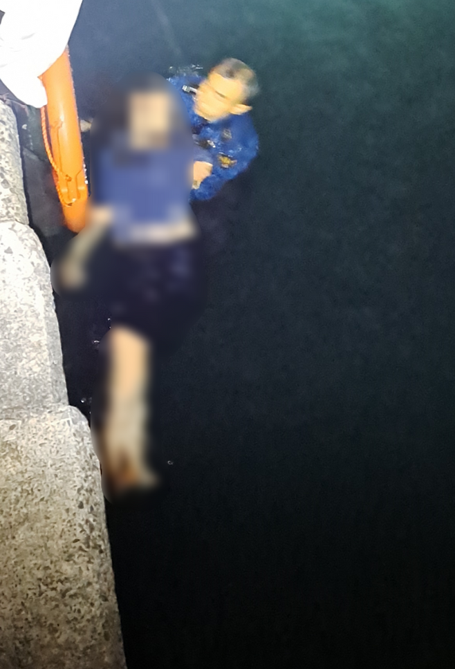 바다에 추락한 A씨를 구조하는 서귀포경찰서 대신파출소 소속 이대웅 경사. (서귀포서 제공)