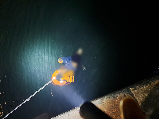 바다에 추락한 A씨를 구조하는 서귀포경찰서 대신파출소 소속 이대웅 경사. (서귀포서 제공)