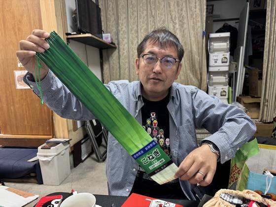 오노오 가쓰히코 일본가챠가챠협회 대표이사가 지난 9일 일본의 캡슐토이 역사를 설명하며 최근 인기를 끌고 있는 파 전용 바구니를 들어보이고 있다. 김현예 특파원