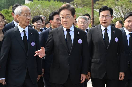 이재명 더불어민주당 대선후보(가운데)가 18일 광주 국립5·18민주묘지에서 열린 5·18민주화운동 45주년 기념식에 참석하고 있다. [사진 국회사진기자단]