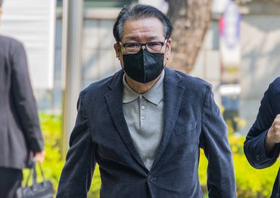 억대 불법 정치자금 수수 혐의로 불구속 기소된 무속인 '건진법사' 전성배씨가 12일 서울 양천구 서울남부지방법원에서 열린 두 번째 공판에 출석하고 있다. 뉴스1