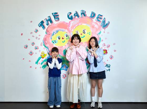 고가람(왼쪽) 학생모델·임태연 학생기자가 이슬로 작가를 만나 개인전 ‘정원이 된 시간’을 둘러보고 그의 작품 세계와 작업에 대해 궁금한 점을 알아봤다.